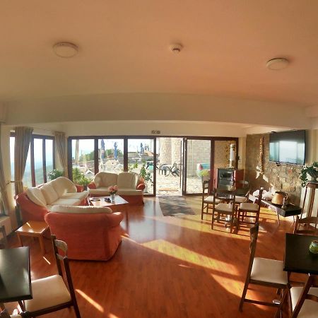 Hotel Isaraiko Spiti Agia Theodora Isaris Bagian luar foto