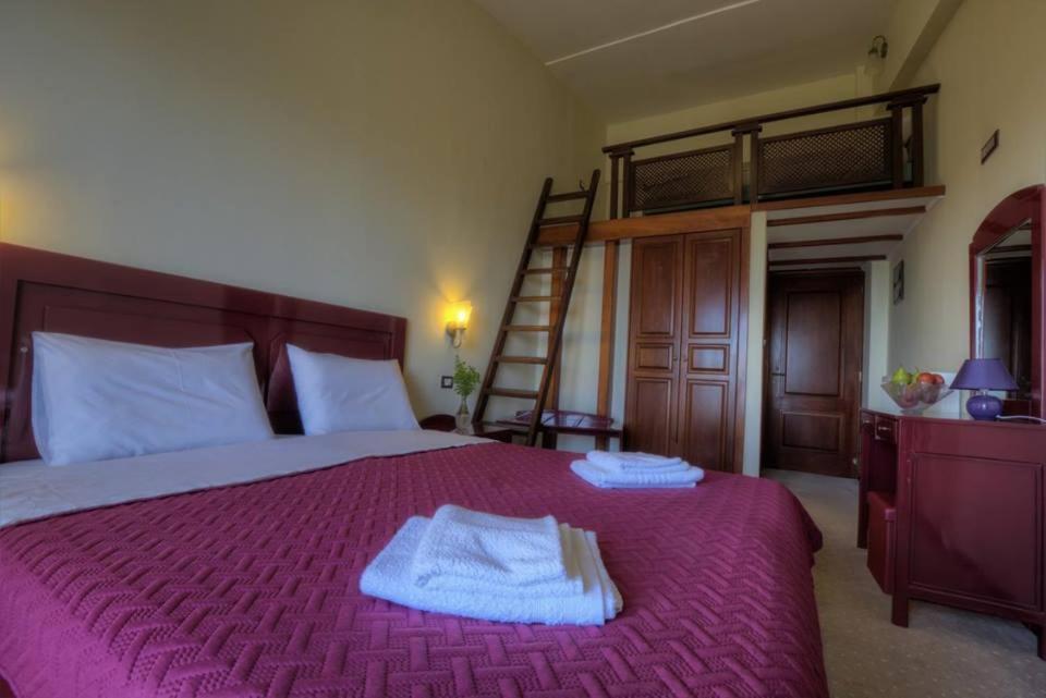 Hotel Isaraiko Spiti Agia Theodora Isaris Bagian luar foto