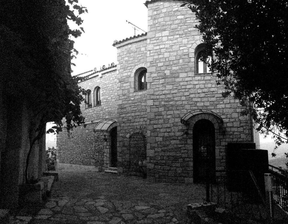 Hotel Isaraiko Spiti Agia Theodora Isaris Bagian luar foto