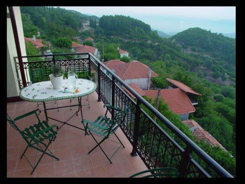 Hotel Isaraiko Spiti Agia Theodora Isaris Bagian luar foto