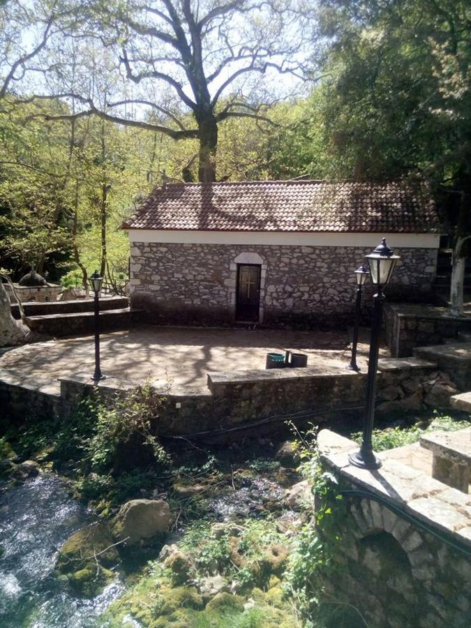 Hotel Isaraiko Spiti Agia Theodora Isaris Bagian luar foto